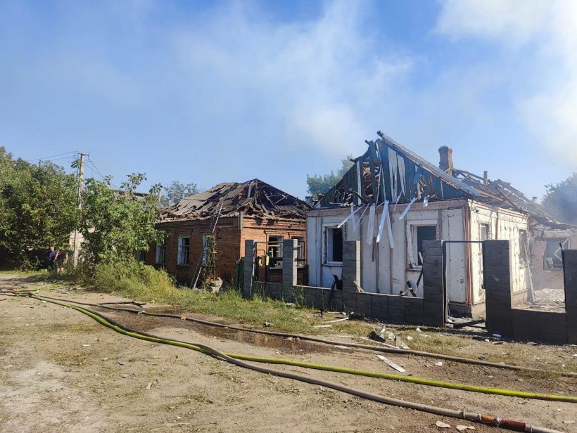 Зруйновані будинки після ворожого обстрілу