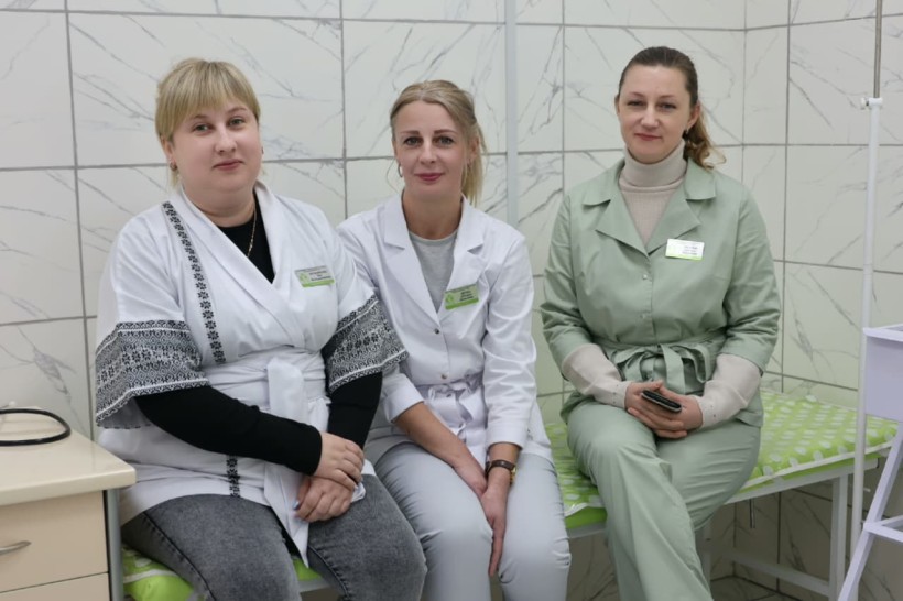 Медичні працівники сидять на кушетці.