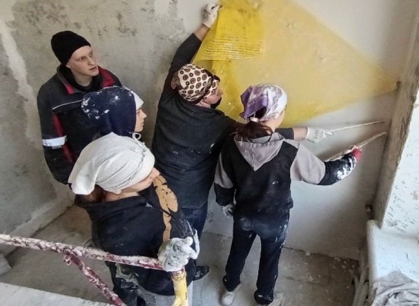Майбутні маляри-штукатури, здобувачі освіти Лиманського професійно-технічного училища, під час виробничої практики