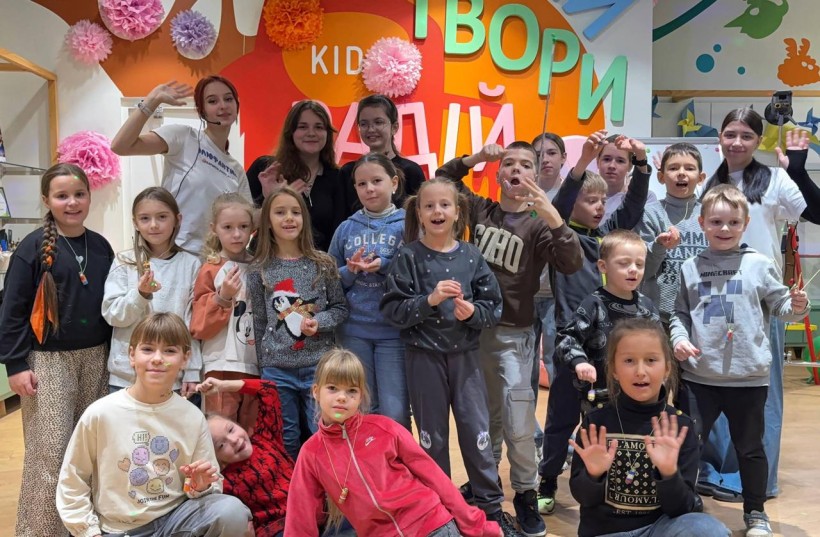 Діти махають руками на груповому фото