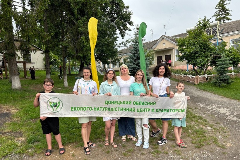 Команда педагогів донецького обласного еколого-натуралістичного центру під час обласної екологічної експедиції тримають в руках фірмовий логотип