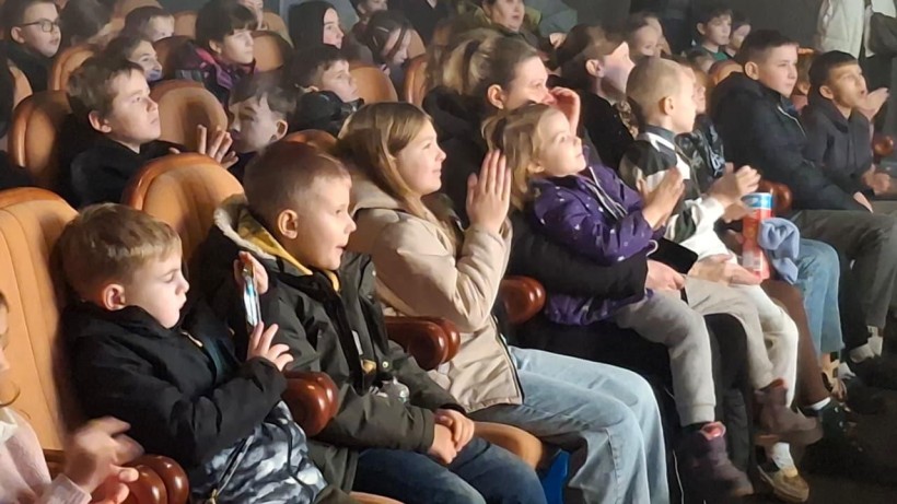 Юні глядачі захоплено дивляться виставу та аплодують