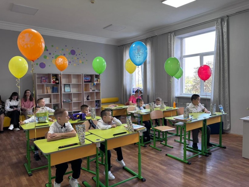 Учні Донеччини під час Першого уроку "Мова гідності - мова нескорених"
