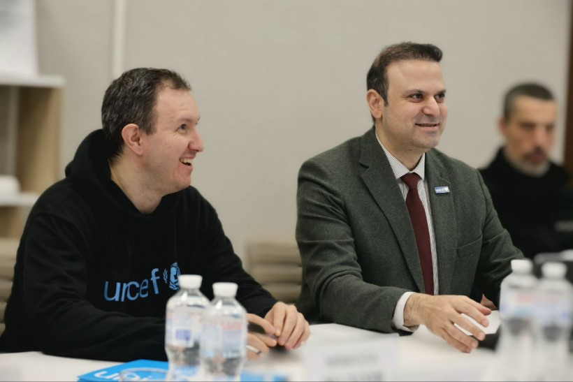 Представники ЮНІСЕФ спілкуються з Вадимом Філашкіним