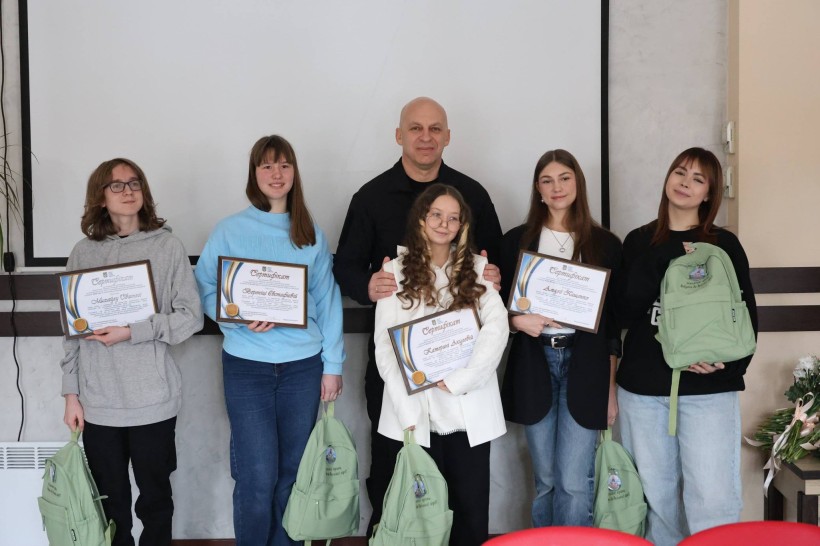 Вадим Філашкін та учні мистецьких шкіл Донеччини, які тримають подаровані сертифікати на стипендії