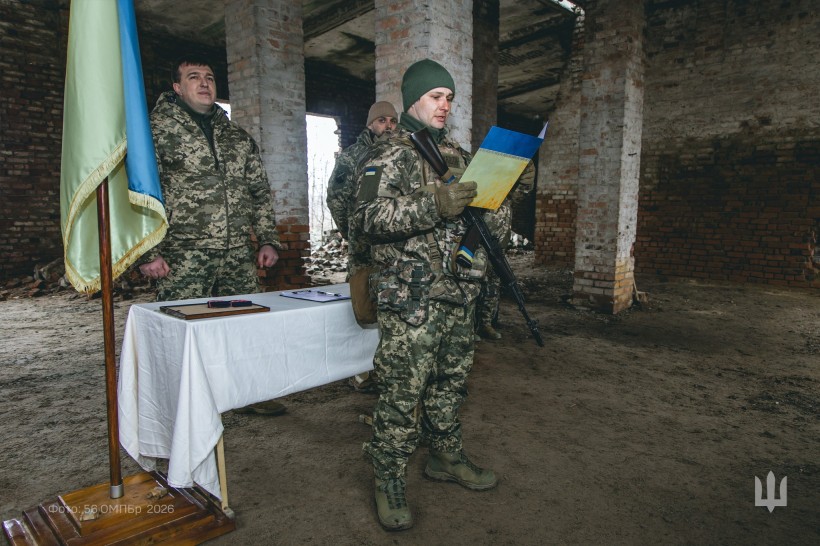 Новобранці складають присягу.