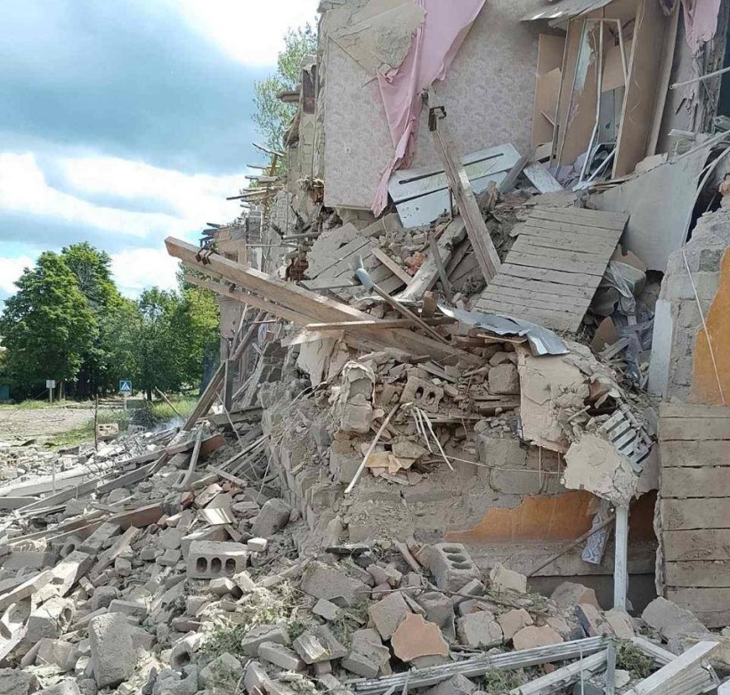 Зруйнована будівля після влучання ворожої авіабомби