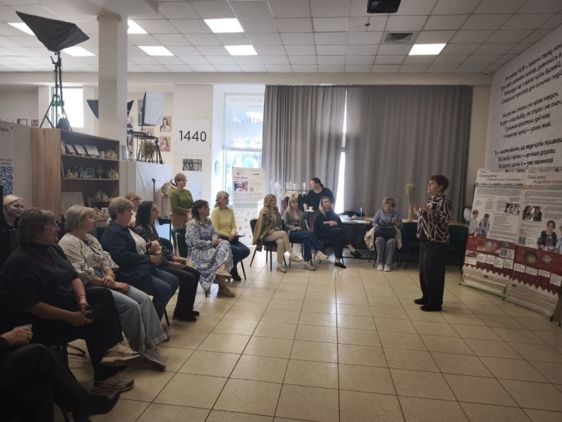 Ведуча виступає перед аудиторією в просторі Prometey HUB.