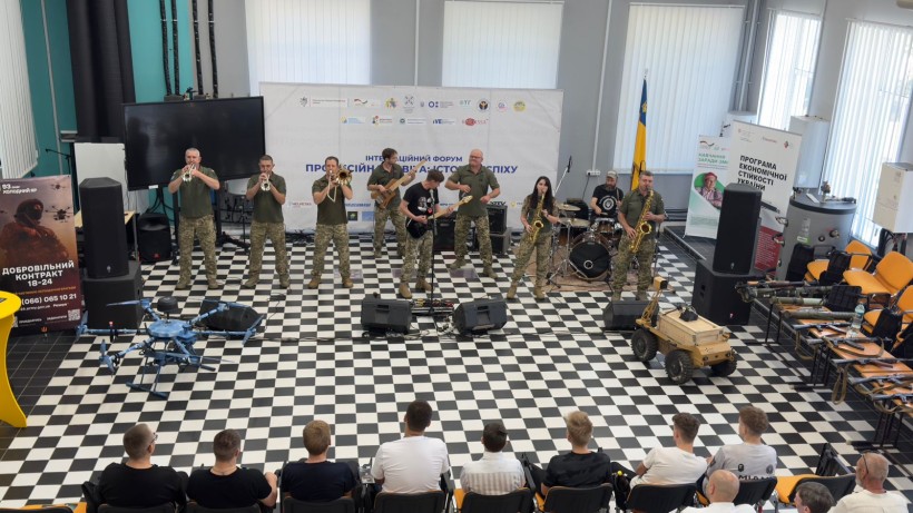Військовий оркестр 93-ї окремої механізованої бригади «Холодний Яр» виступає перед учнями у форматі концерту на заході, присвяченому професійному зростанню та військовій профорієнтації.