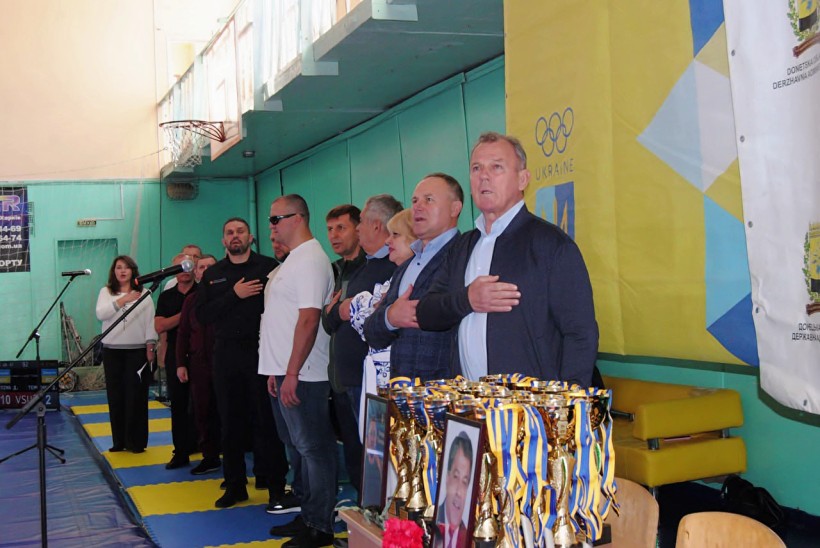 Почесні гості XIV Відкритого турніру з греко-римської боротьби пам’яті Геннадія Узуна тримають руки на грудях під час виконання державного гімну України