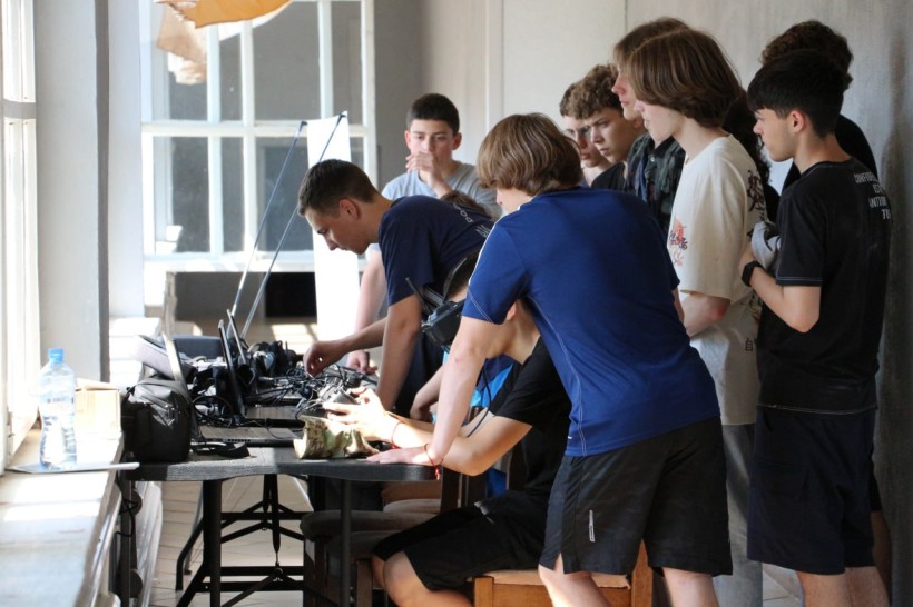 Учасники «STEAM-мандрів» опановують керування FPV-дронами під керівництвом викладачів ДонНТУ.