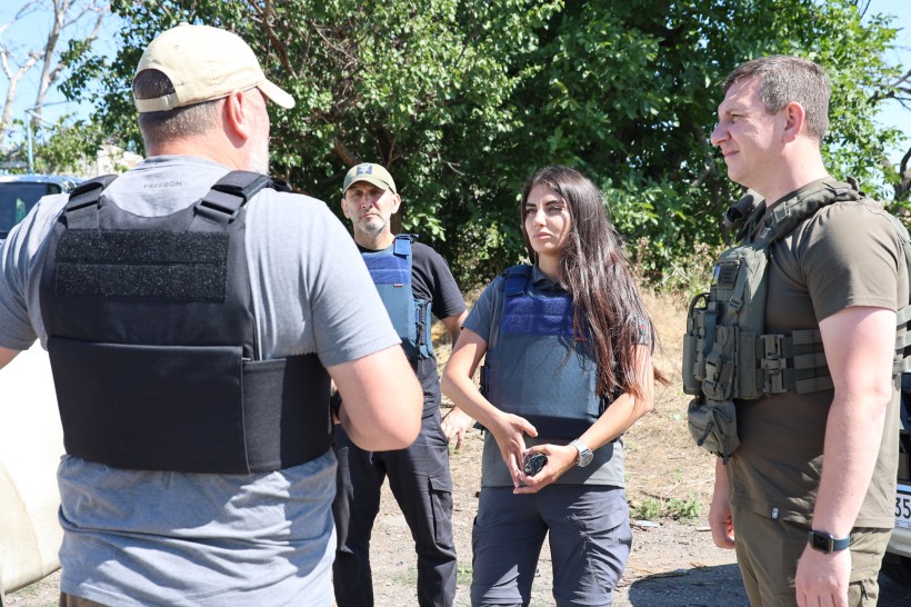 Журналісти разом з заступником голови Донецької обласної державної адміністрації Юрієм Ключкою у прифронтових громадах. Одягнені у бронежилети.