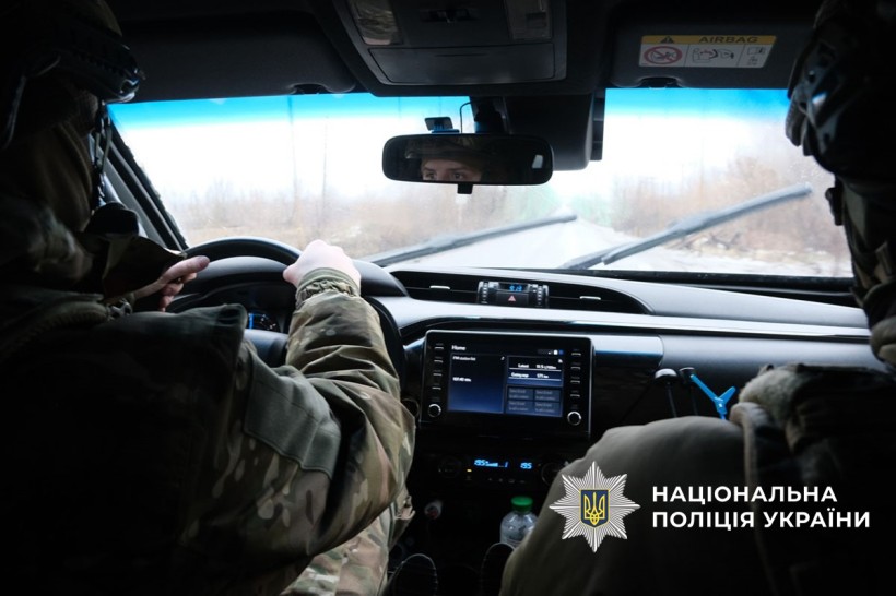 Екіпаж підрозділу поліції у броньованому автомобілі.