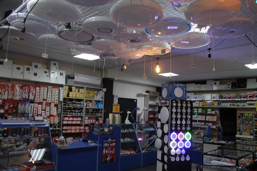 У відкритому магазині «МЕГА ОМ» вирішили продавати електротехнічні товари: лампочки, дроти, світильники та інше обладнання.