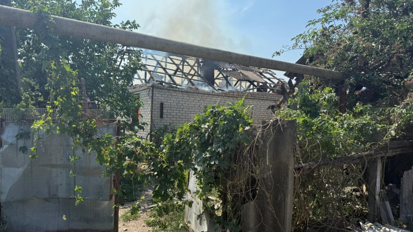 Зруйнована будівля та покрівля після ворожого обстрілу.