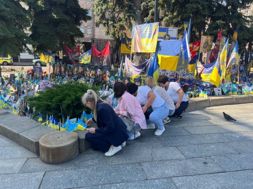 Донеччани поклали квіти до меморіального міста у м. Дніпро в День пам’яті захисників України, які загинули в боротьбі за незалежність України.