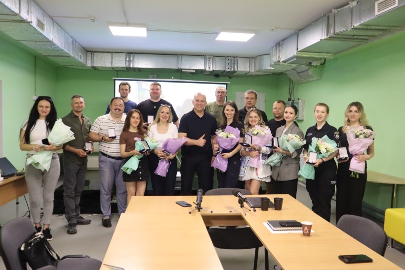 Журналісти Донеччини разом із нагородами, які отримали від Вадима Філашкіна.