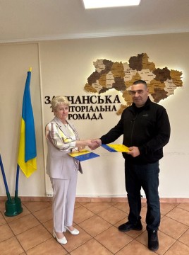 Керівники Комарської та Зарічанської громад тиснуть руки один обному після підписання меморандуму