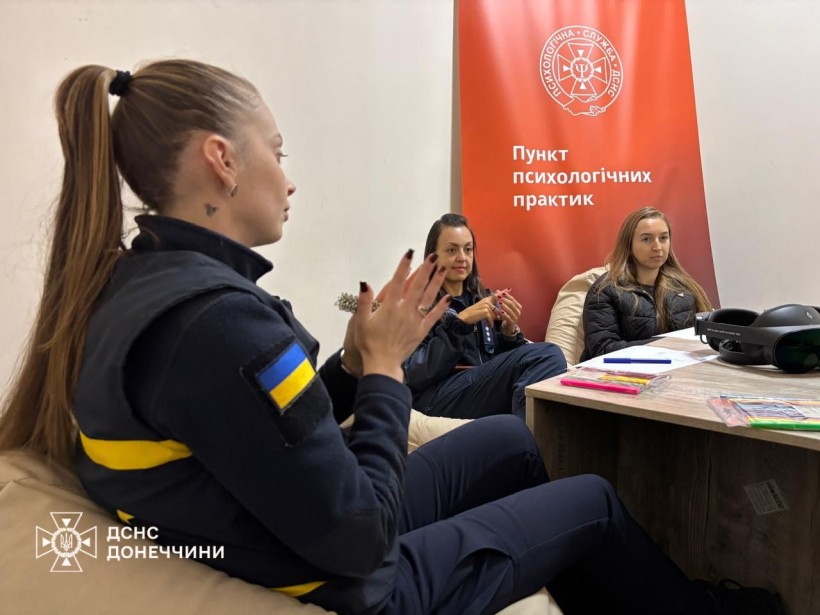 Психологічний тренінг. Психолог ДСНС розповідає учасникам тренінгу про емоційне розвантаження.