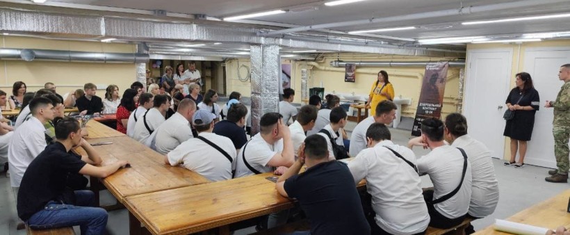 Живий діалог з військовими. Випускники Краматорського вищого професійного училища слухають про сучасну армію, зброю та вибір, що формує майбутнє.