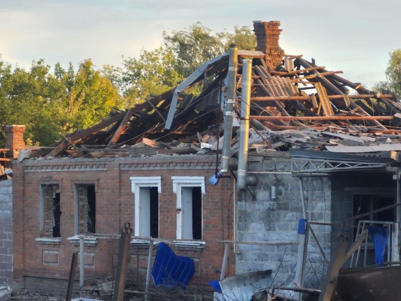 Зруйнована будівля після ворожого влучання