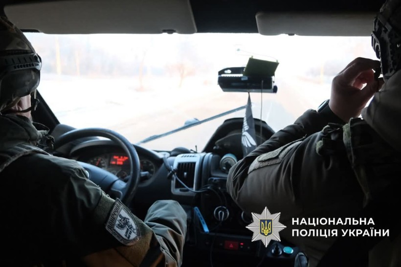 Поліцейські в автівці під час евакуації