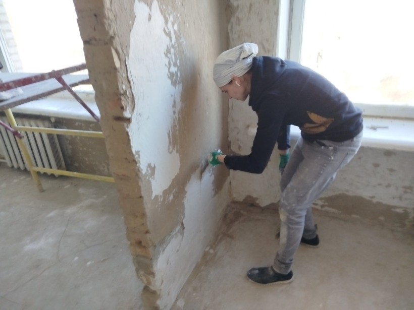 Майбутні маляри-штукатури, здобувачі освіти Лиманського професійно-технічного училища, під час виробничої практики