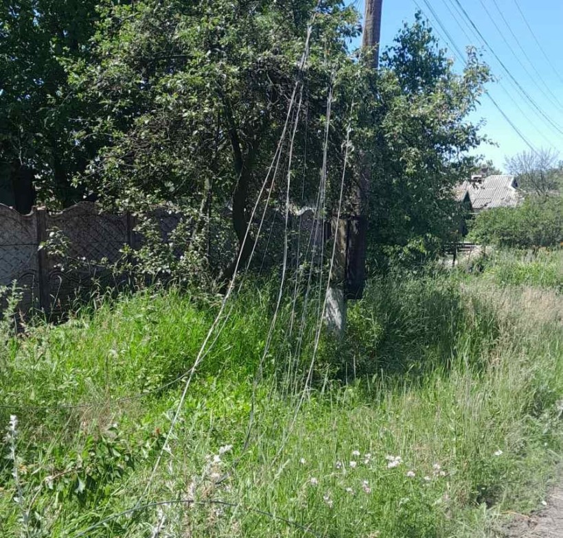 Електродрот, які зруйновані через ворожий обстріл.
