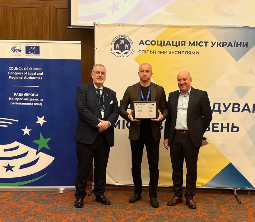 Урочистий момент вручення сертифіката представнику Бахмутської громади.