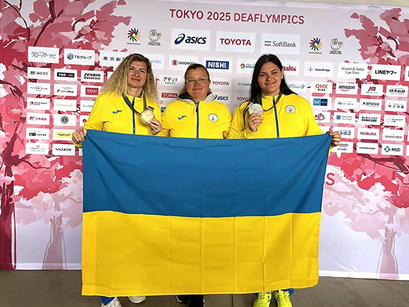 Українські спортсменки тримають прапор України