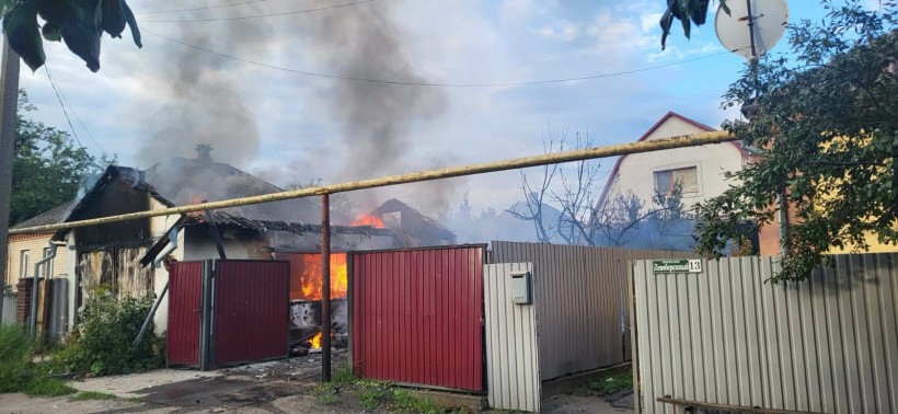 Пожежа в будинку після ворожого обстрілу
