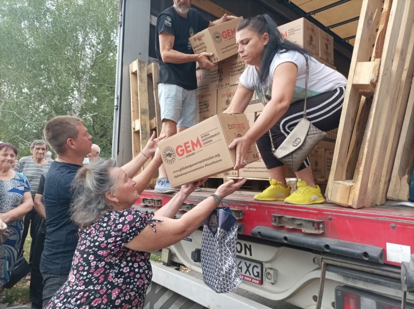 Представники Благодійної організації Благодійного фонду «GLOBAL EMPOWERMENT MISSION» GEM на постійній основі забезпечують мешканців Донеччини продуктовими наборами та питною водою, самостійно доставляючи допомогу у найвіддаленіші куточки області.