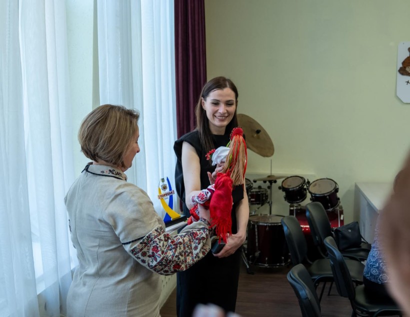 Керівниця апарату облдержадміністрації Олександра Журавель розглядає куклу мотанку.