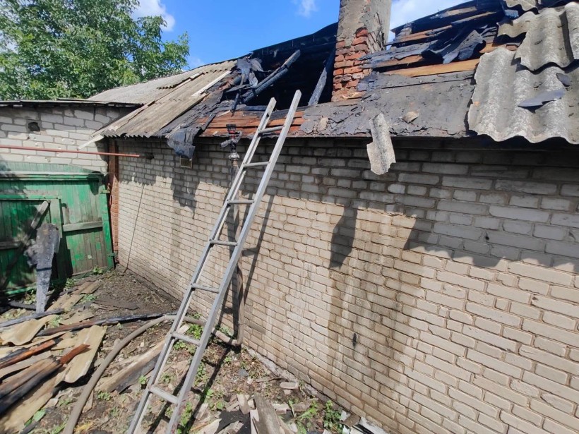 Зруйнована покрівля будинку після ворожого обстрілу