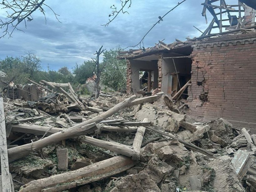Зруйнований ворожим обстрілом будинок