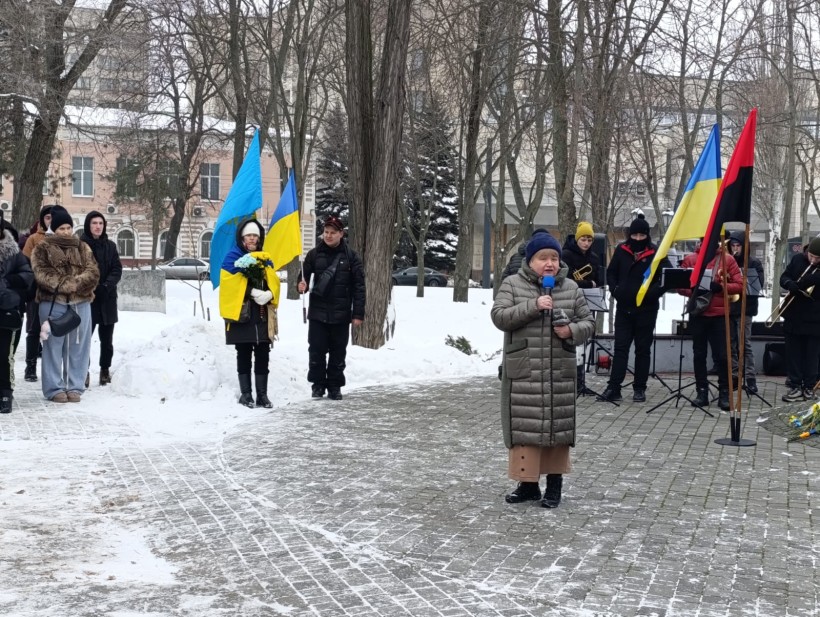 Лілія Золкіна, начальниця управління сім’ї, молоді та масових заходів національно-патріотичного виховання Донецької облдержадміністрації виступає на акції до Дня Соборності України