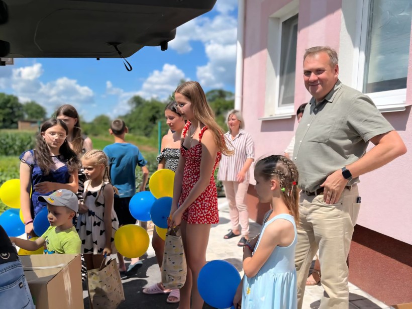 Сім'я огладає машину