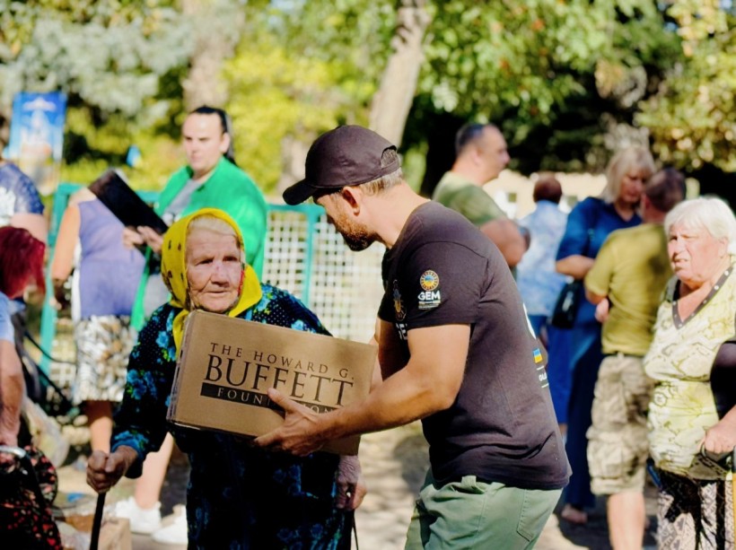Представники Благодійної організації Благодійного фонду «GLOBAL EMPOWERMENT MISSION» GEM на постійній основі забезпечують мешканців Донеччини продуктовими наборами та питною водою, самостійно доставляючи допомогу у найвіддаленіші куточки області
