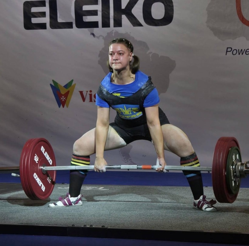 Українська важкоатлетка готується підняти штангу