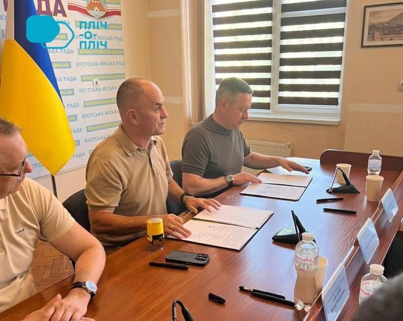 Документально  скріплені підписами меморандуми. Керівники громад підписують документ про співпрацю.