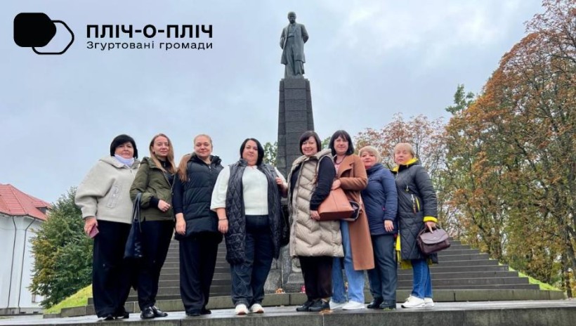 Спільне фото. Представники громад біля пам’ятника Тарасу Шевченка.