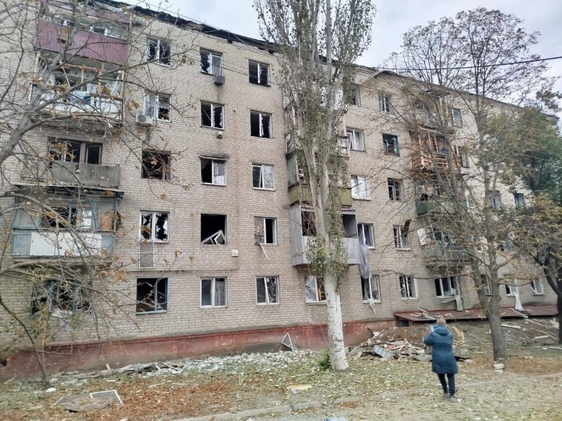 Зруйнований окупантами багатоповерховий будинок