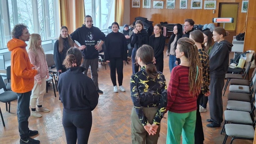 Актори у різноманітних позиціях практикують нові театральні навички