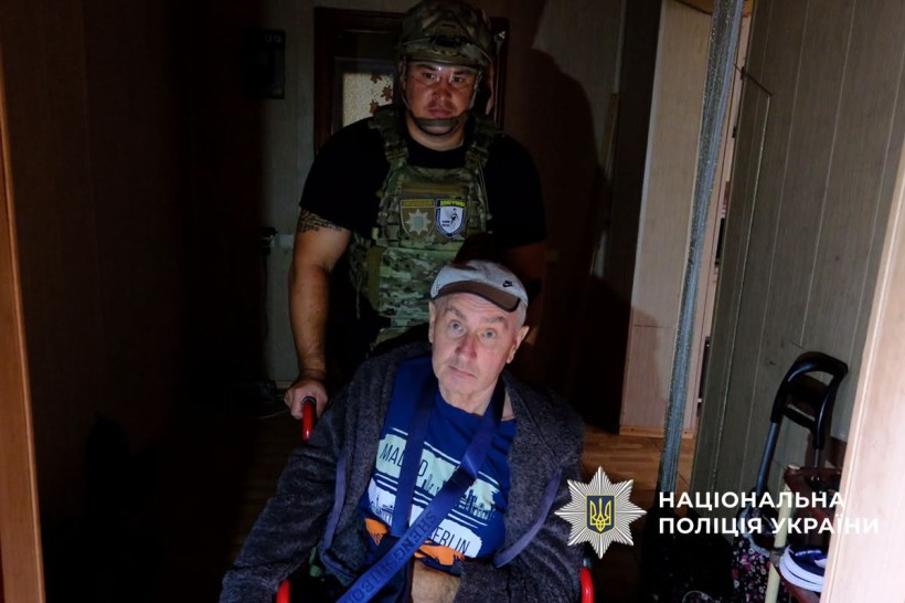 Полійейськи везе люидну на кріслі колісному