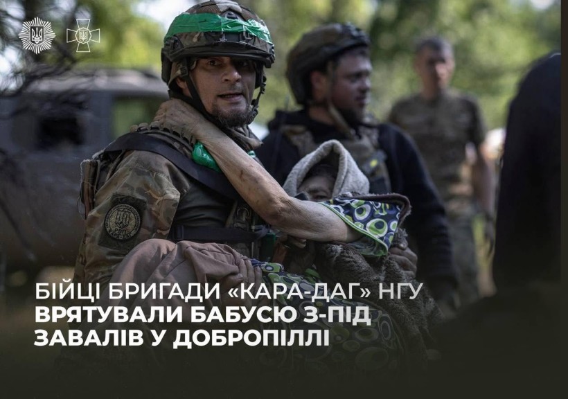 Військовий несе бабусю на руках