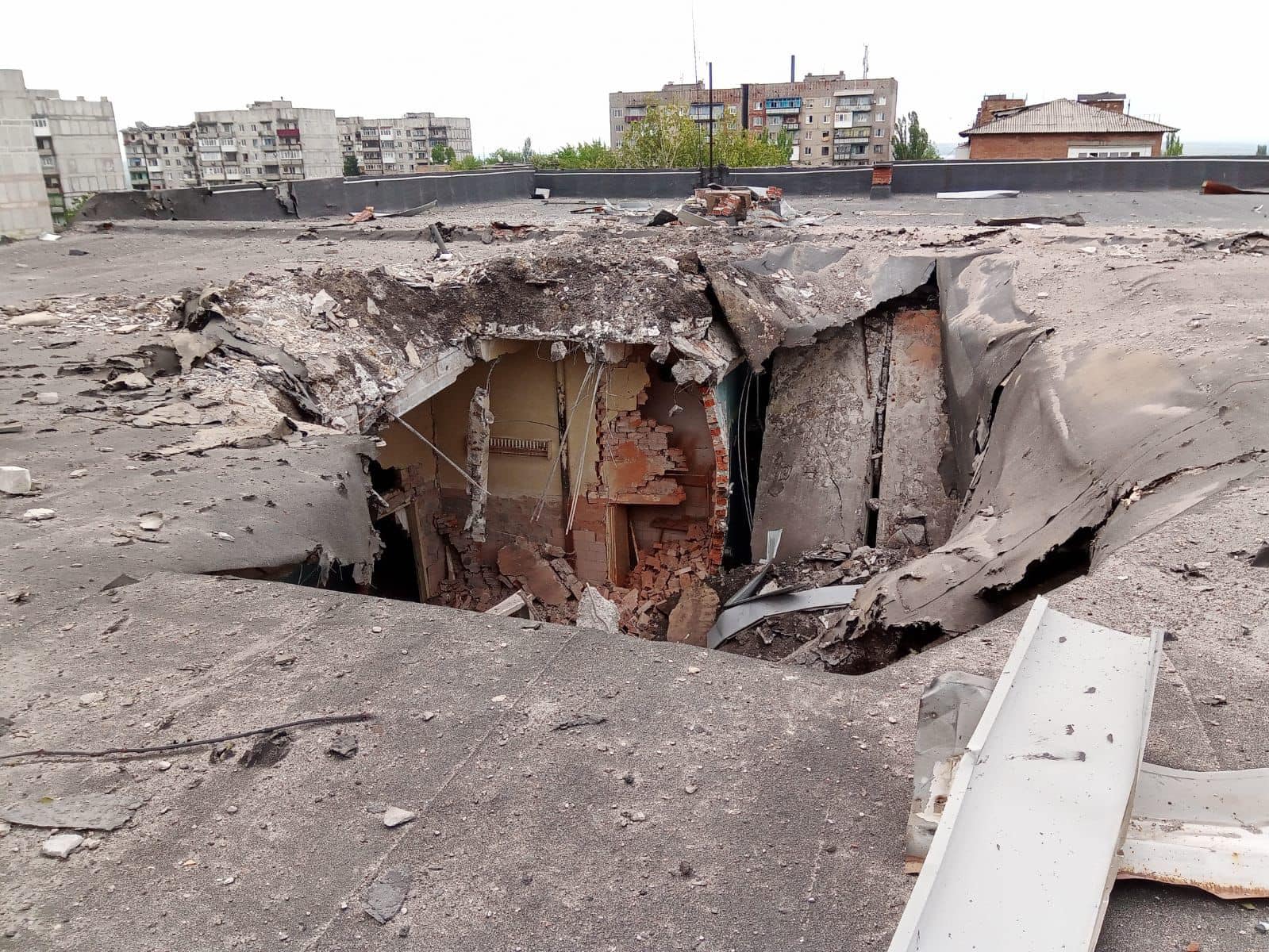 Сколько человек погибло в авдеевке. Разрушенная многоэтажка. Авдеевка разрушена. Донецк разрушения. Повреждённые здания в Донецке.