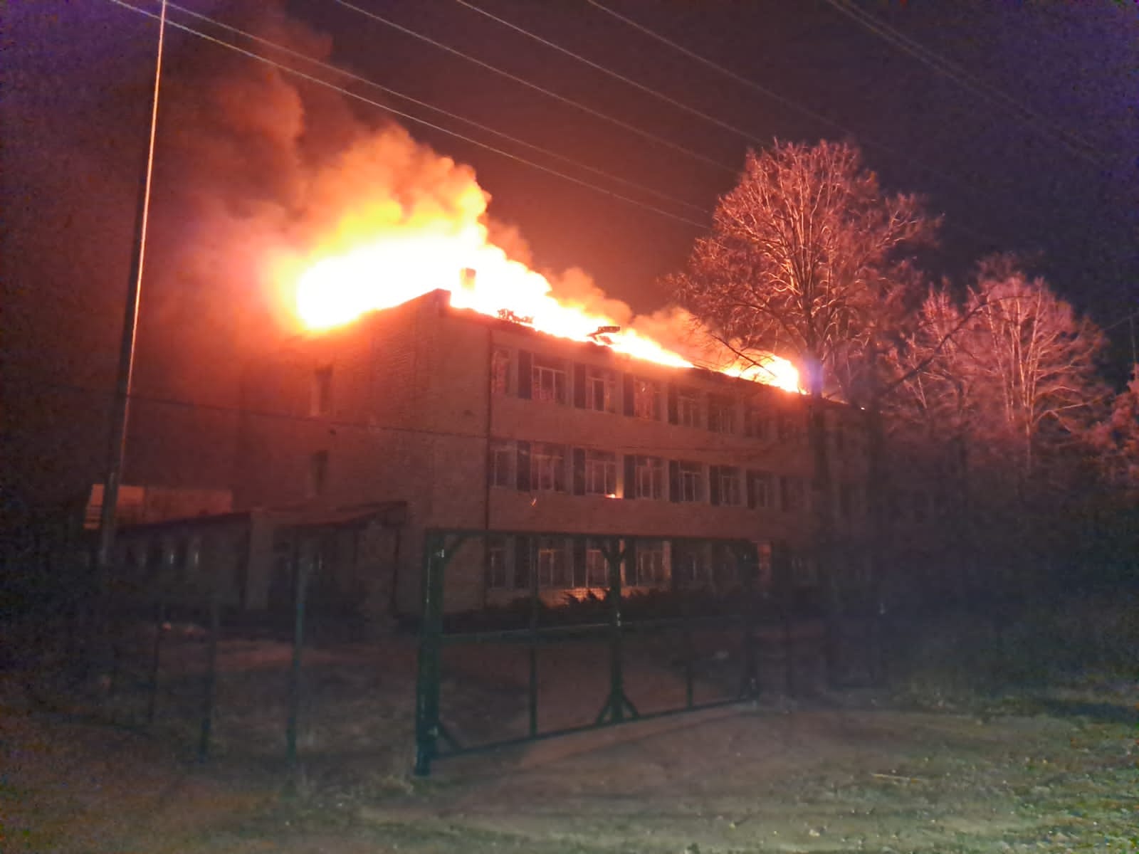 Ситуация в часов яре последние новости. Школа горит. Сгоревшее здание. Горящий дом. Известные пожары.
