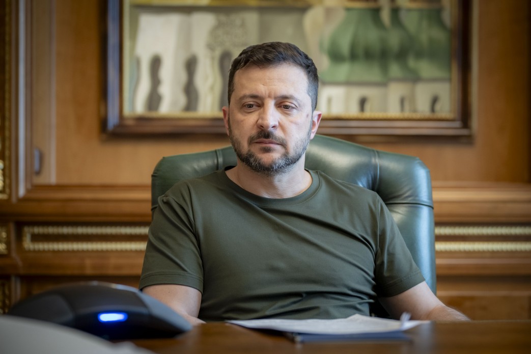 Президент України Володимир Зеленський спілкується по телефону з Президентом Єгипту Абделем Фаттахом Ас-Сісі.