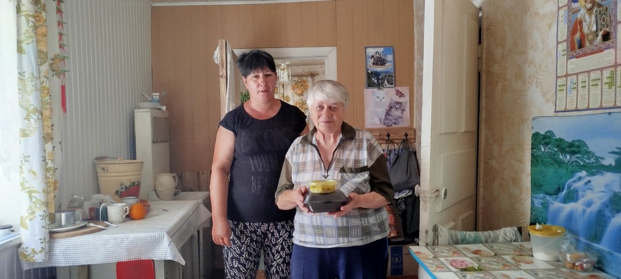Соціальний робітник Центру надання соціальних послуг Святогірської міської ради доставив продукти харчування своїй підопічній.