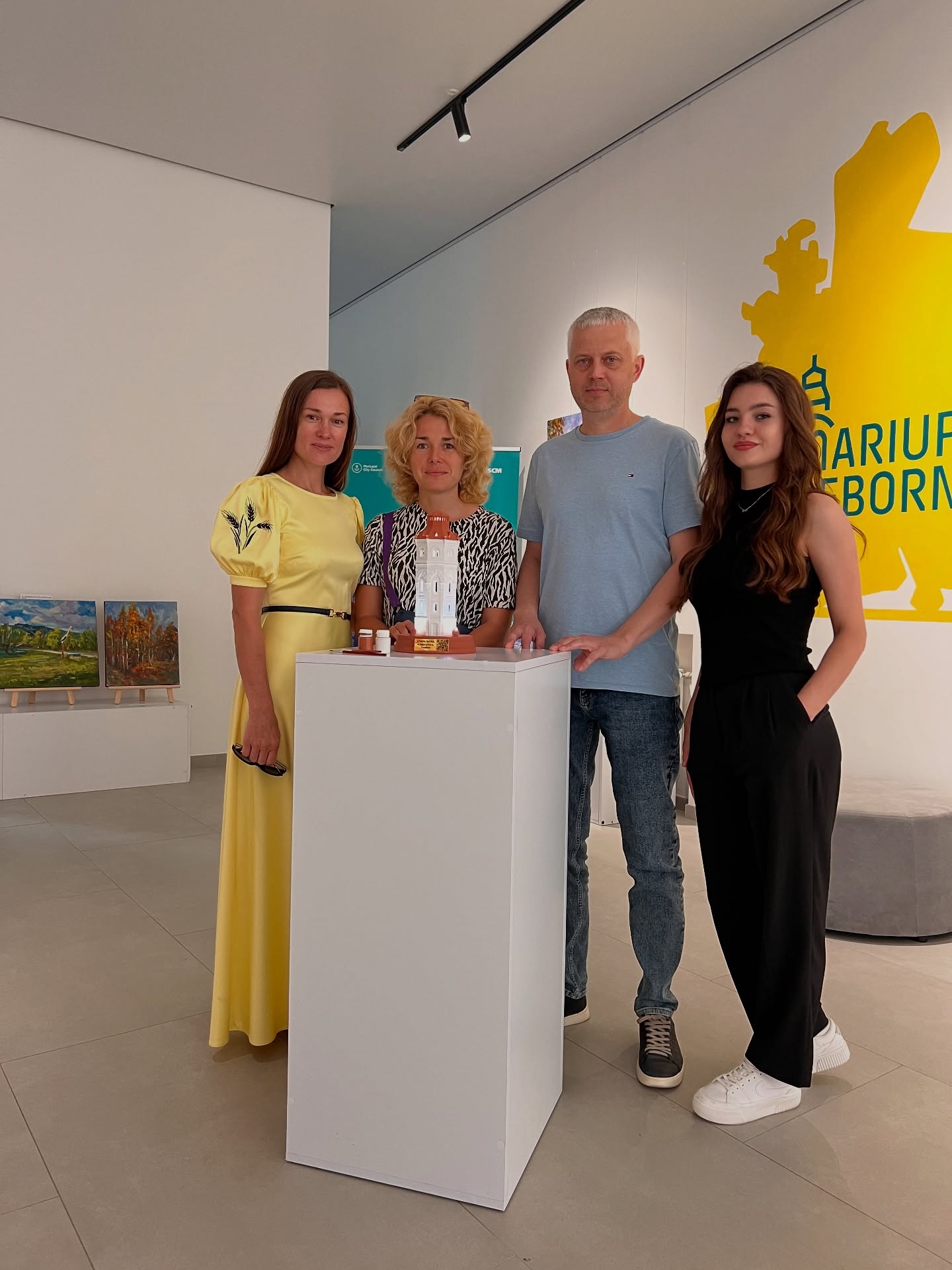 Команда «Mariupol Reborn»  біля макету водонапірної вежі